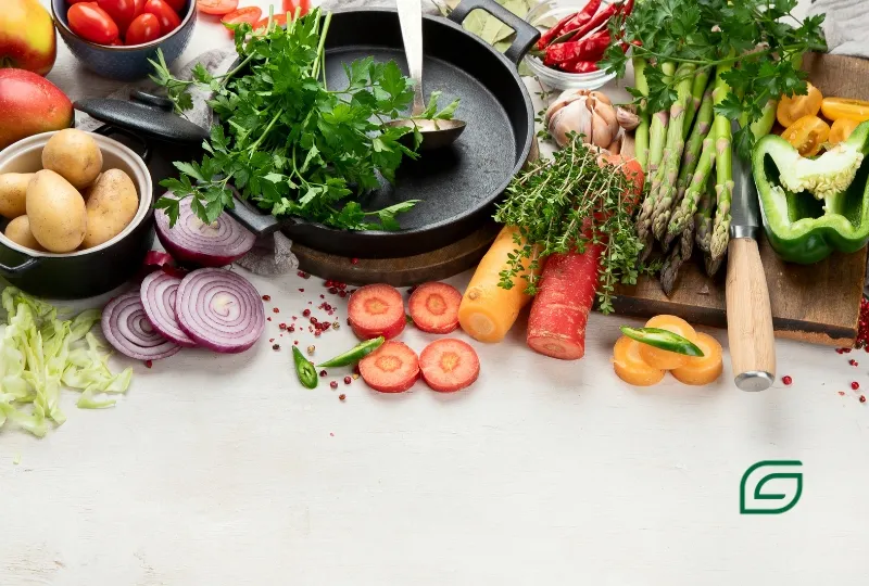 Frascos de vitaminas organizados, refletindo as novas diretrizes da Anvisa para 2026